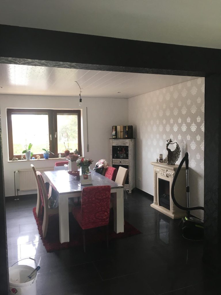 Präzise Tapezierarbeiten an einem Wanddurchbruch