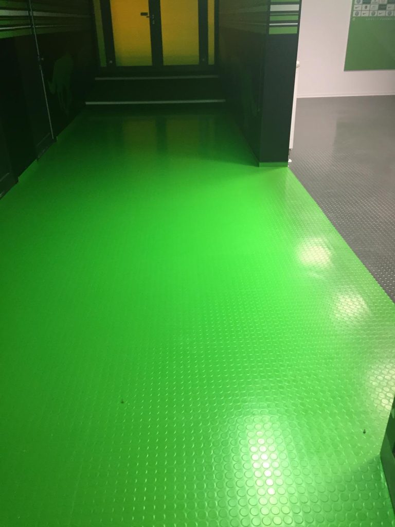 Verlegter Vinylboden – Robuster und strapazierfähiger Bodenbelag für verschiedene Räume.