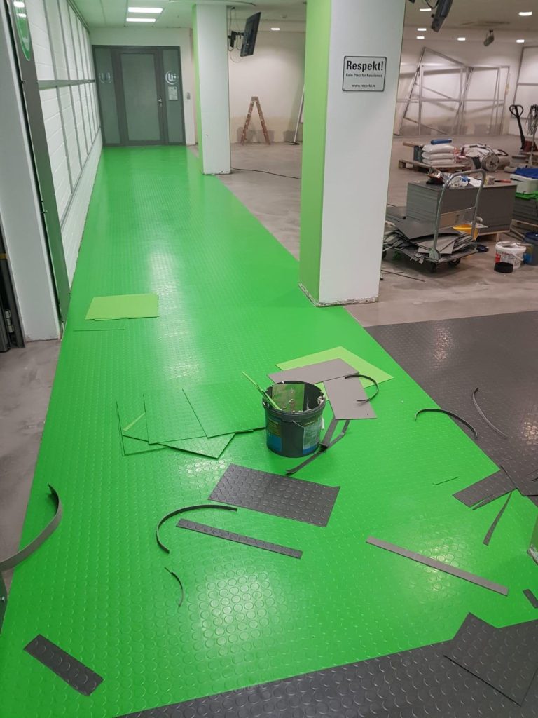 Verlegen eines Vinylbodens – Sorgfältige Montage für einen modernen und robusten Bodenbelag.