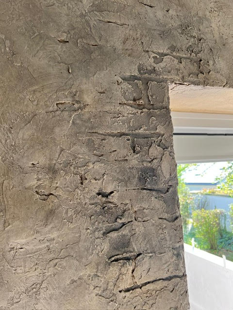 Türrahmen mit Schlosswandoptik – Maßgeschneiderte Wandgestaltung für einen einzigartigen Eingang.