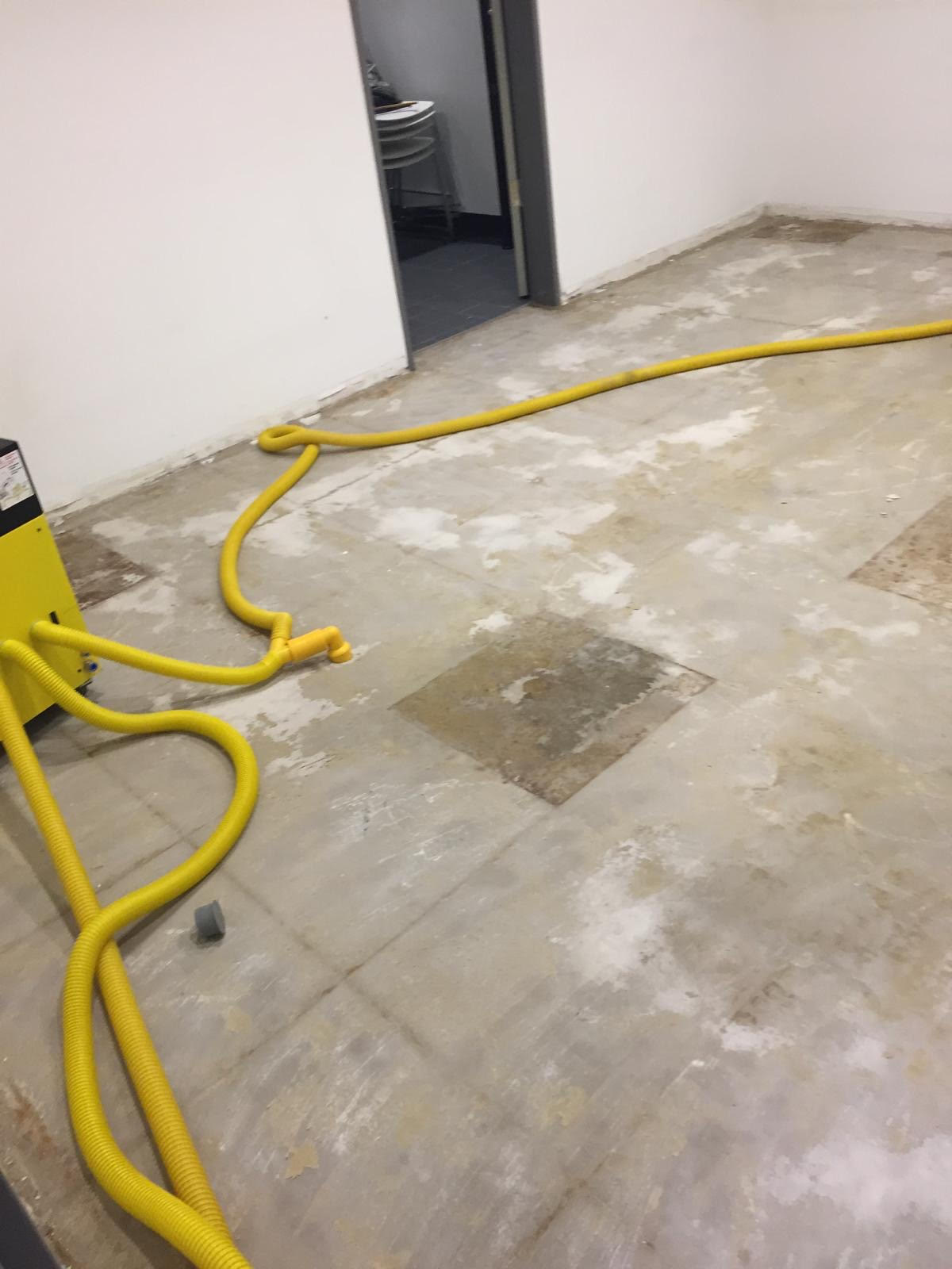 Bild eines Wasserschadens mit Trocknungsgerät, das zur Sanierung im Einsatz ist.