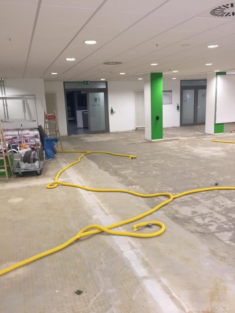 Vorherbild einer Fläche vor dem Verlegen des neuen Bodenbelags, der alte Boden wurde entfernt.