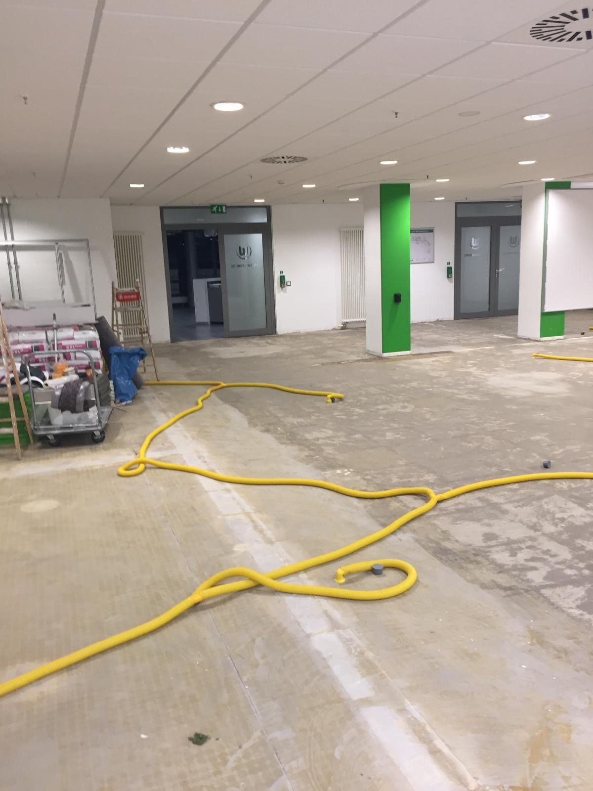 Vorherbild einer Fläche vor dem Verlegen des neuen Bodenbelags, der alte Boden wurde entfernt.