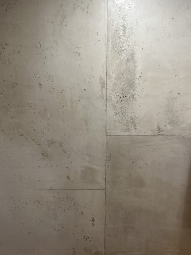 Betonwand mit Sichtbetonplatten-Optik für ein minimalistisches, modernes Design.