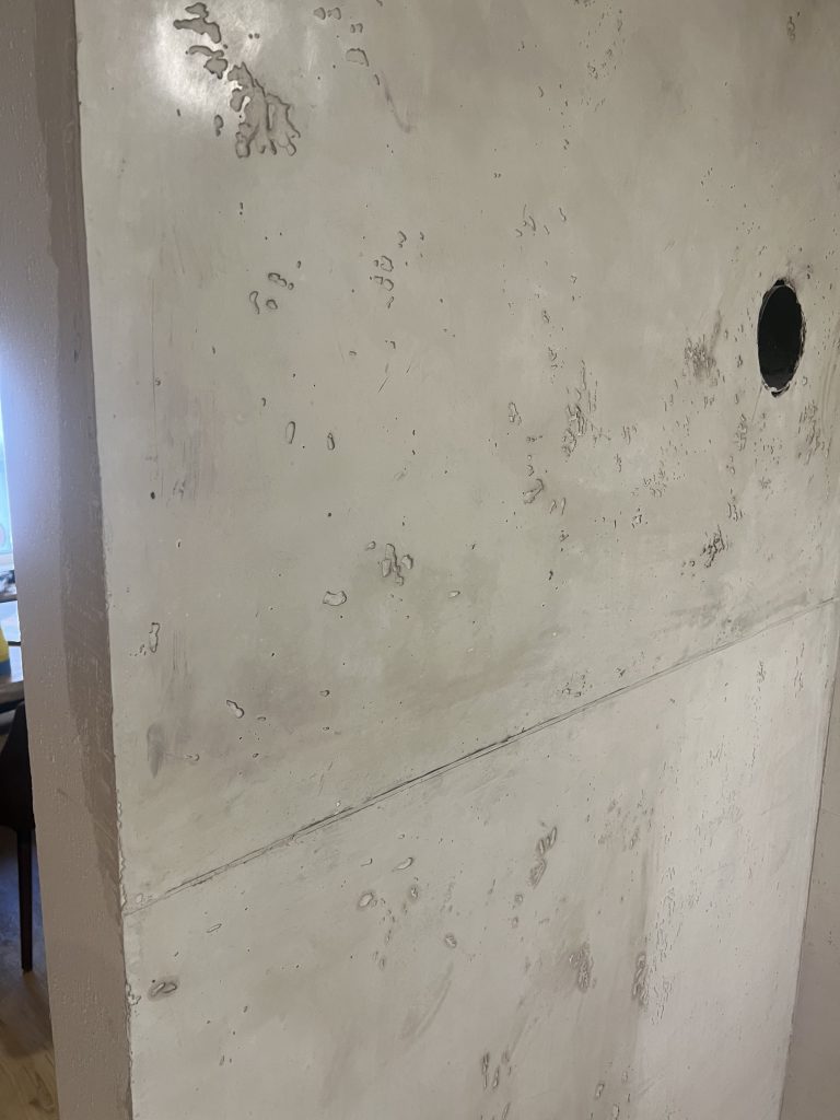 Betonoptikwand im Industrial Style mit natürlicher Struktur.